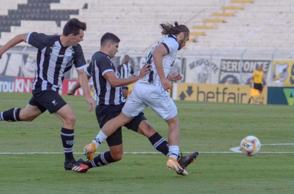 Ponte Preta vence Figueirense de virada, quebra jejum e termina turno em 5.º na Série B (Foto:PontePress/ÁlvaroJr)