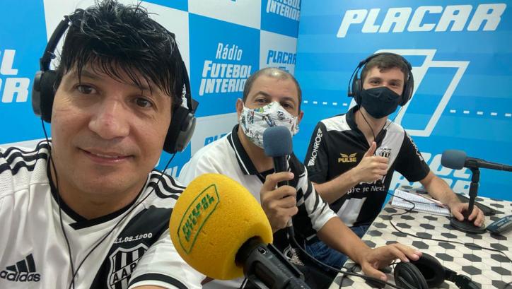 Equipe nos estúdios da Rádio FI