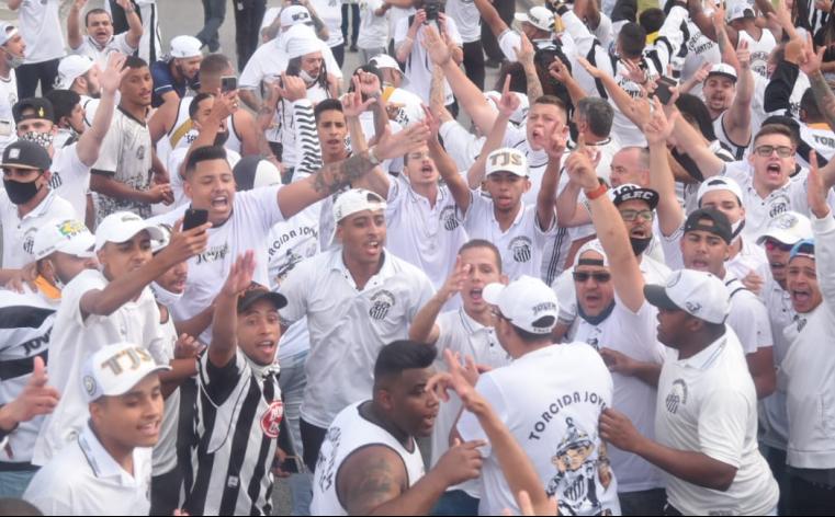 Copa do Brasil: Torcedores acompanham embarque do Santos antes de jogo decisivo