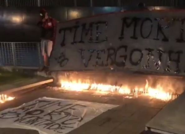 Torcida de clube da Série A protesta em frente ao estádio: “Time morto”