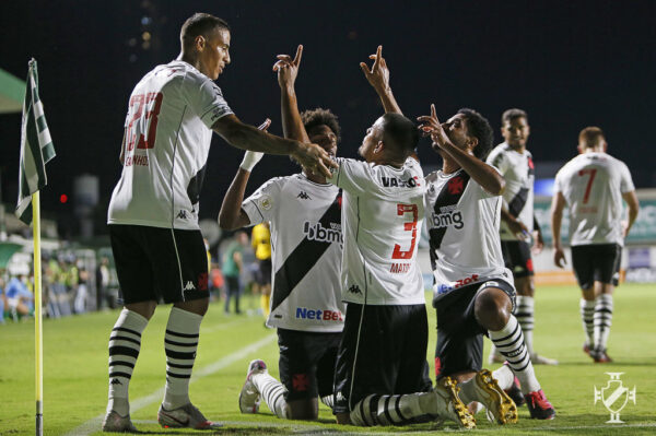 Lateral do Vasco comemora gol na estreia e lamenta ficar fora de decisão