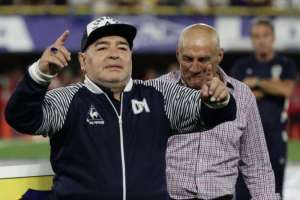 Médico diz que Maradona passou bem a noite em clínica e nega rumores de covid-19