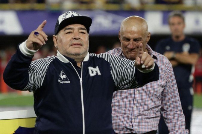Médico diz que Maradona passou bem a noite em clínica e nega rumores de covid-19