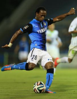 Tinga em lance da vitória do Jubilo Iwata na J-Legue B - Divulgação/Jubilo Iwata