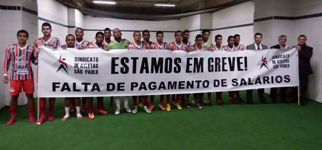 Jogadores do Operário em apoio ao Barueri