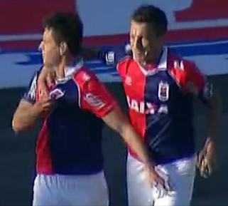 Alisson comemora com o gol com Giancarlo no Durival de Brito - Divulgação