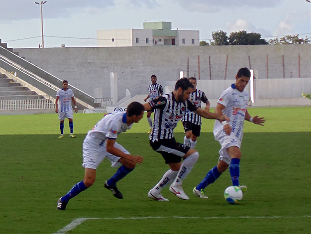 Águia tem a intenção de sair da lanterna da chave