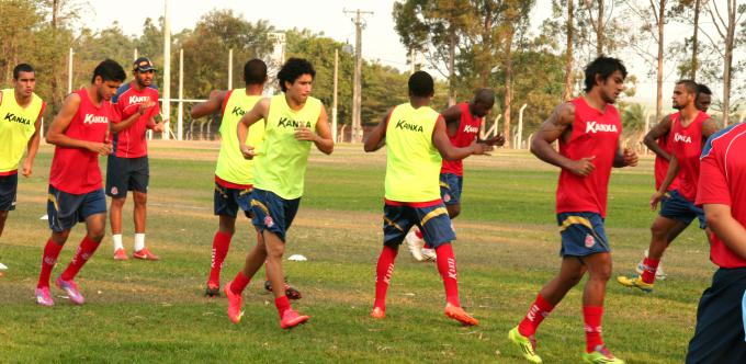 Jogadores do Penapolense treinando depois da folga pós jogo em Blumenau - Silas Reche - C A Penapolense