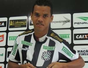 Lateral está recuperado de problemas familiares e quer voltar para o futebol