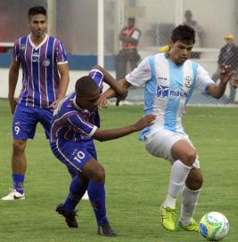 Rodrigo Pinho, camisa 9, marcou os dois gols do Madureira em cima do Macaé