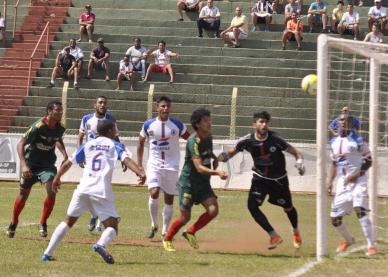 Lance do jogo em que o Barretos venceu o Mauaense, em Barretos - Foto Jânio Munhoz 
