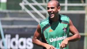 Com dores, Carlinhos pode virar desfalque no Fluminense