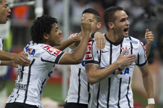 Renato Augusto abriu placar para o Corinthians no Itaquerão em cima do Bragantino
