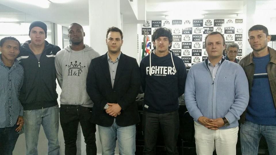 Os atletas que foram dispensados sem receber 5 meses de salários e foram impedidos de adentrar ao CT do G. Barueri para recolherem seus pertences.