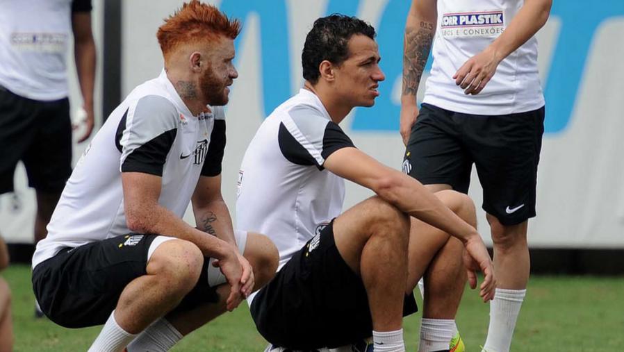 Leandro Damião e Souza observam treino: atacante ganha chance com Enderson no Santos