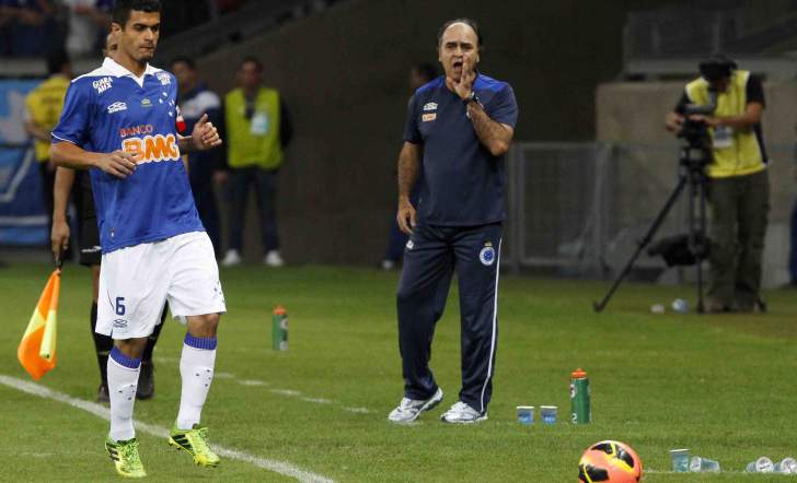 Marcelo Oliveira escalou o Cruzeiro com diversas mudanças
