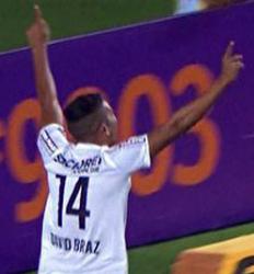 Zagueiro David Braz marcou dois gols de cabeça na vitória do Santos sobre o Vitória, por 3 a 1