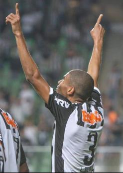 Leonardo Silva comemora gol do Atlético-MG na vitória sobre o Botafogo