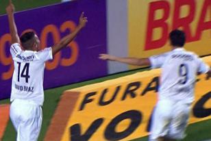 David Braz fez dois gols na vitória do Santos sobre o lanterna Vitória