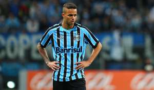 Luan, do Grêmio, comemora primeiro gol no Maracanã