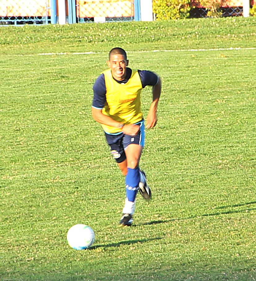 Sandoval fechou a zaga do São Caetano e ainda marcou o gol da vitória