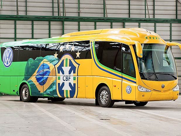 Ônibus da seleção bate ao sair do hotel e atrasa treino 2 0002050027458 img