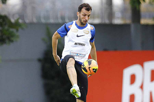 Enderson faz teste, mas repete escalação do Santos