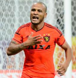 Patric jogou com ala, quase ponta, numa 