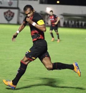 Richarlyson marcou um golaço de falta e abriu o placar contra o Internacional