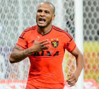 Patric marcou os três gols do Sport na virada sobre o Santos, por 3 a 0