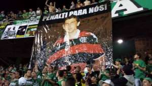 Pênalti para nós? Torcida do Coritiba exibe faixa ironizando “ajuda” ao Flamengo