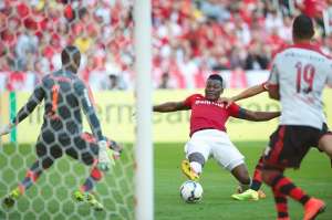 Paulão, do Internacional, perde a linha e discute com torcedor via Instagram