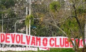 Torcida do Inter protesta em chegada do time ao RS