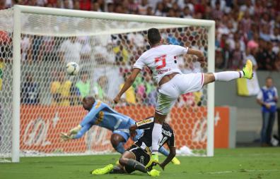 Souza pega rebote de Jefferson e marca seu segundo gol pelo São Paulo