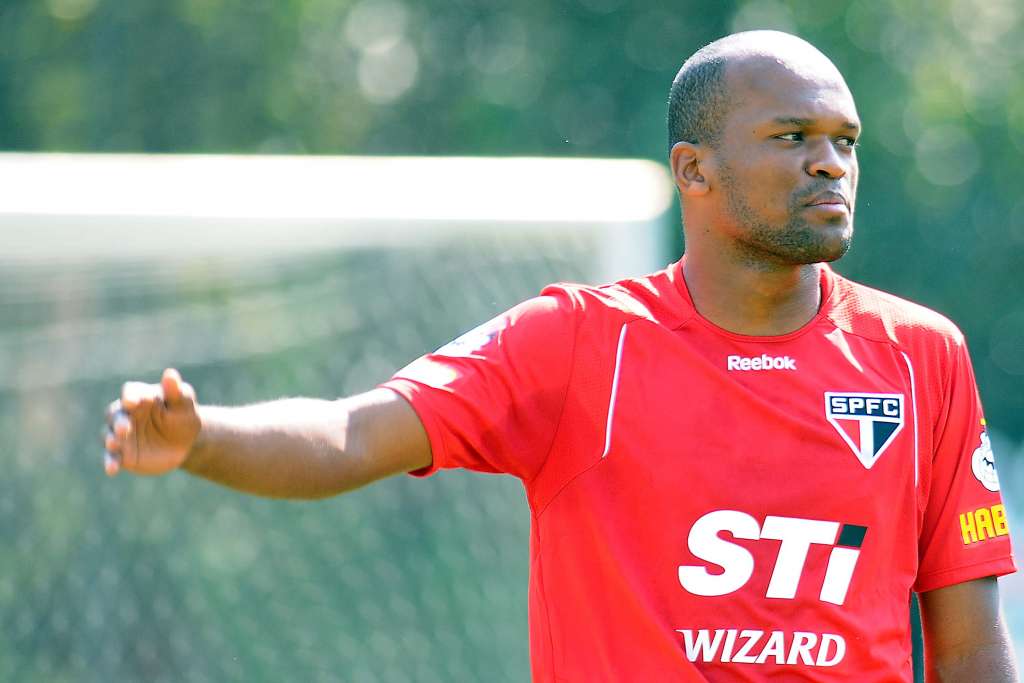 Edson Silva comemora vaga no time titular 