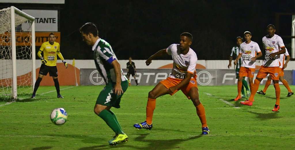 Fumagalli, do Guarani, é observado por jogadores do Duque - Uéber Fernandes/AFI