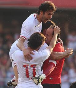 Kaká abraça Rogério Ceni que abriu o placar para o São Paulo cobrando pênalti sobre o Cruzeiro no Morumbi