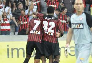 Atlético-PR 2 x 0 Vitória - Furacão tira barriga da miséria...