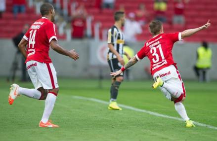 Internacional festeja vitória sobre o Botafogo, por 2 a 0, após derrotas seguidas para Figueirense e Goiás
