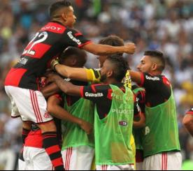 Flamengo comemora gol impedido de Wallace sobre o Corinthians