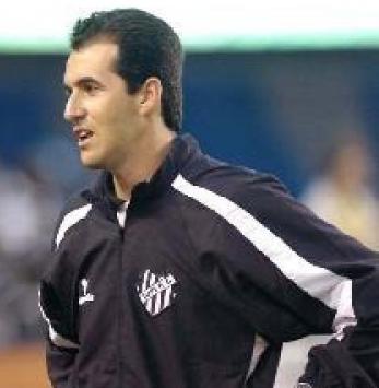 Léo Condé acompanhando sua equipe na beira do gramado em partida pela Série C - Divulgação