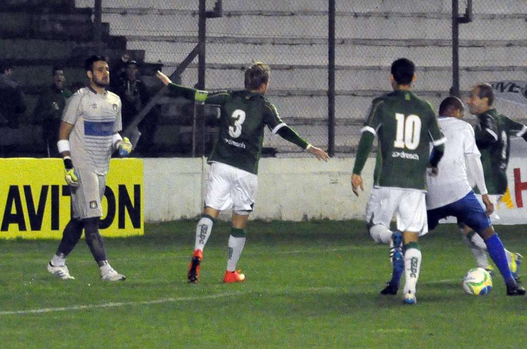 Rafael Pereira comemora gol pelo Juventude contra São Caetano