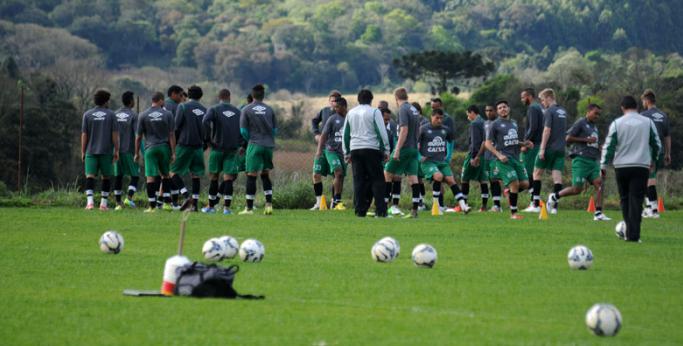 Jorginho conversando com os jogadores após a reapresentação do elenco - Divulgação