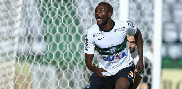 O camaronês Joel marcou dois gols para o Coritiba na merecida virada sobre o apático São Paulo, por 3 a 2