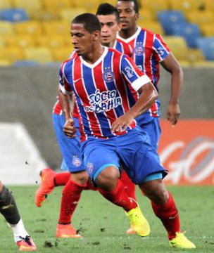 Com dois a mais, Bahia vira o jogo e sai do Z4 