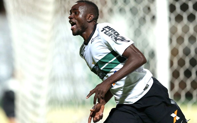 Joel marca um golaço e cai no túnel ao comemorar