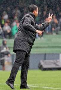 Técnico do Coritiba, Marquinhos Santos, quer os pés no chão, mesmo após vitória sobre São Paulo e grande aproveitamento