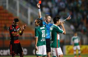 Brunoro defende Valdivia no Palmeiras e ataca árbitro