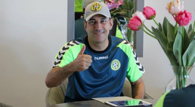 Vinícius Eutrópio quando foi apresentado oficialmente na equipe do Al Itthad Kalba - Divulgação