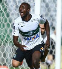 Joel marcou dois gols e na comemoração caiu no túnel do São Paulo